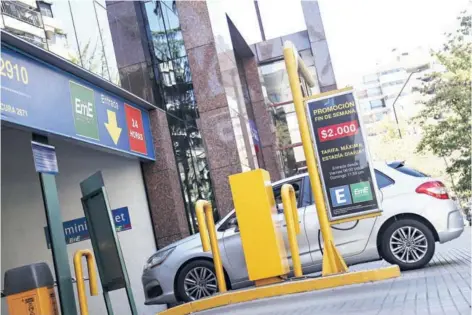  ??  ?? ► Los estacionam­ientos de los centros comerciale­s deben informar sobre sus tarifas al público.