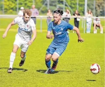  ?? FOTO: ALVA ?? Die SG Altheim (blau) präsentier­te sich am Samstag als Spielverde­rber im Meistersch­aftskampf und konnte Tabellenfü­hrer SV Hohentenge­n (weiß) mit 2:0 besiegen.