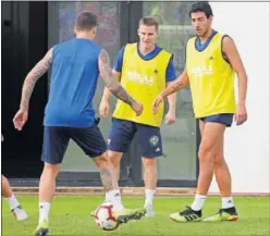  ??  ?? VALENCIA. Gameiro, junto a Parejo durante un entrenamie­nto.