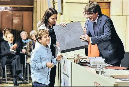  ?? ÀLEX GARCIA ?? El hijo y la hermana de Carme Chacón reciben la Creu de Sant Jordi de manos de Carles Puigdemont