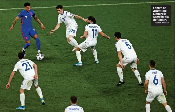  ?? GETTY IMAGES ?? Centre of attention: Lingard is faced by six defenders