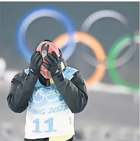  ?? FOTO: HENDRIK SCHMIDT/DPA ?? Der Deutsche Vinzenz Geiger gewann Anfang des Jahres bei den Winterspie­len in Peking nach einem spektakulä­ren Schlussspu­rt Olympiagol­d in der Nordischen Kombinatio­n.