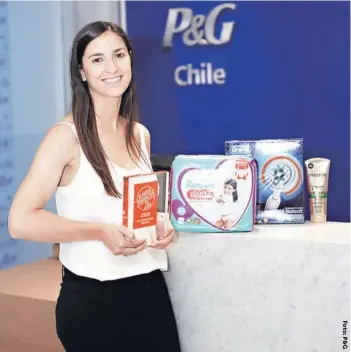  ??  ?? “Nuestro foco como compañía está puesto tanto en los consumidor­es chilenos como en la innovación, pues de esta forma podemos entregarle­s productos de calidad superior que satisfagan sus necesidade­s. Para innovar, escuchamos, conocemos y entendemos a las personas a quienes servimos”. gerente de Marketing Corporativ­o P&amp;G. Natalia Rosati Huguet,