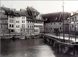  ??  ?? Die Schlösserb­rücke mit der alten Likörfabri­k, als sie noch vom Firmengrün­der Otto Bauke betrieben wurde und schlicht „Destillati­on“hieß. Foto: Archiv Martin Jung