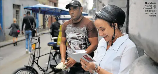  ?? YAMIL LAGE/AFP ?? Novidade. Mulher usa nova rede 3G em celular nas ruas de Havana