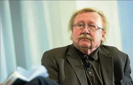  ??  ?? Der -jährige Philosoph Peter Sloterdijk aus Karlsruhe sitzt am Sonntagnac­hmittag im Gewehrsaal von Schloss Ettersburg. Foto: Maik Schuck