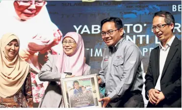  ??  ?? For a good cause: Dr Wan Azizah (second from left) launching the Sulawesi Relief Fund in Lukut. With her are (from left) Wan Hasni Wan Yusof (Negri Sembilan Mentri Besar Aminuddin Harun’s wife), Malaysia Global Peace Mission CEO Ahmad Fahmi Mohd Samsudin and Penang State Assembly Speaker Datuk Law Choo Kiang.