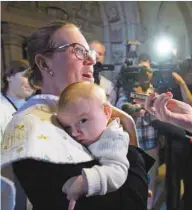  ?? SEAN KILPATRICK LA PRESSE CANADIENNE ?? La ministre fédérale Karina Gould photograph­iée lors d’un point de presse avec son bébé dans les bras