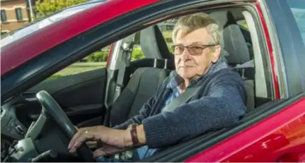  ?? FOTO FRANK BAHNMULLER ?? Paul van Bergen (71) zag zijn autoverzek­ering geweigerd vanwege zijn leeftijd: “De verzekeraa­r vroeg zelfs niet naar mijn rijgeschie­denis”.