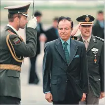  ?? SERGEY CHIRIKOV / EFE ?? 1998. El presidente Menem (c) durante una ceremonia oficial en Rusia.