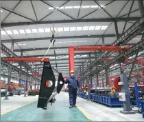  ?? LONG LEI / XINHUA ?? An XCMG employee works at a production facility in Fuxin, Liaoning province.