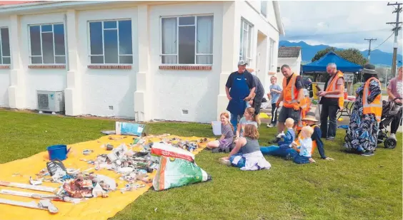  ?? Photo / Supplied ?? Attendees of the litter pick in Pirongia, post collection.