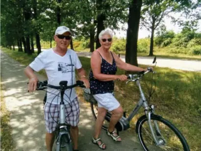  ?? FOTO'S JOS THOMASSEN ?? Nico en Philomene Biesmans waagden zich nog op de Weg naar As. “De jeuk zal straks wel komen. Ik heb de zalf thuis al klaar liggen.”