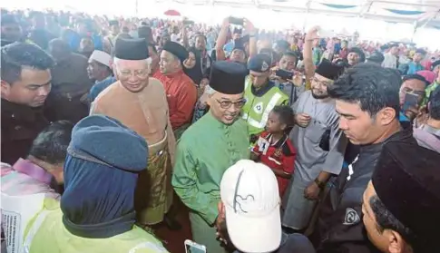  ??  ?? TENGKU Abdullah diiringi Najib ketika tiba di Majlis Jamuan Hari Raya Aidilfitri Parlimen Pekan di Dataran Tasik Sultan Abu Bakar.