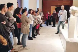  ??  ?? Die Mitglieder von „Mane Latinum Malacinatu­m“veranstalt­en neben ihren monatliche­n Treffen auch Führungen in lateinisch­er Sprache durch das Museum von Málaga oder nehmen an Tagungen (im Foto die Tagung „Nueva Viae“im vergangene­n November) teil.