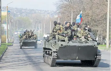  ?? AFP ?? Tanques. Fuerzas separatist­as aliadas de Rusia avanzan por una calle de Kramatorsk, este de Ucrania.