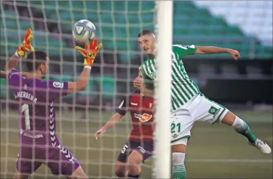  ??  ?? Guido Rodríguez remata en la imagen el tempranero tanto que abrió la victoria del Betis ante Osasuna. Poco pudo hacer Sergio Herrera.