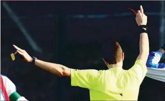  ??  ?? Cartellino rosso Una foto generica indica un arbitro che sta per espellere un giocatore: mano pesante con la Trasimeno