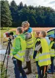  ?? Foto: Karin Mark ?? Gespannt schauten die Kinder auf den Bildschirm, um zu sehen, ob die Drohne bereits ein Stoff‰Rehkitz im Gras ent‰ deckt hat.