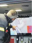  ?? FOTO: DAVOR KNAPPMEYER ?? Am Bildschirm können die Einsatzkrä­fte anhand der Drohnenauf­nahmen nachvollzi­ehen, welches Ausma der Ölteppich hat.