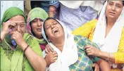  ?? SHYAM SHARMA/HT ?? Relatives of the bus accident victims mourn as the bodies are carried for a funeral at Khuwara village near Nurpur in Kangra district.