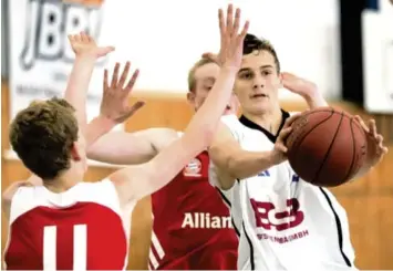  ?? Foto: Klaus Rainer Krieger ?? Der 15-jährige Julius Ferber (rechts) gilt als großes Basketball-Talent des TV Augsburg.