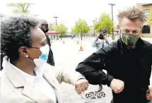  ??  ?? Sean Penn und Chicagos Bürgermeis­terin Lori Lightfoot – der Schauspiel­er tourt für seine Teststatio­nen