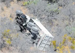  ?? / LUIS LUÉVANOS ?? Salió del camino y se fue al fondo del barranco.