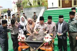  ??  ?? FASILITAS BERSAMA: Kepala Kepolisian Negara Republik Indonesia (Kapolri) Jenderal Polisi Tito Karnavian meresmikan Masjid Arif Nurul Huda di halaman Polda Jatim kemarin (13/2).