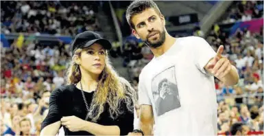  ?? Albert Gea / Reuters ?? Shakira y Gerard Piqué asisten a un partido de baloncesto en Barcelona en 2014.