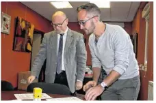  ??  ?? Bruno Leproust, proviseur du lycée hôtelier et Emmanuel Penloup signent une convention pour la formation des élèves.