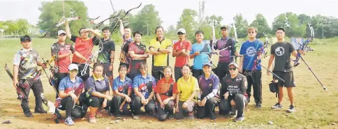  ??  ?? The state archers in high spirit as they pose with Jaffery Low (sixth right), Ahmad (fifth right) and Suryani (sixth left) at the Sarawak Stadium Complex training ground.