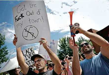  ?? Chip Sommodevil­la/Getty Images/AFP ?? Manifestan­tes antirracis­mo protestam em discurso de líder supremacis­ta em Charlottes­ville, pedindo que vá embora