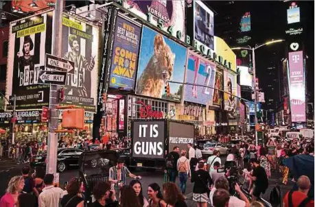  ?? Foto: Joe Carrotta ?? It Is Guns, 2019, ein LED-LKW in New York, 2018–19 © 2023 Jenny Holzer, VG Bild-Kunst, Bonn.