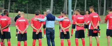  ?? (foto Padova Calcio) ?? In ritiro Il presidente Roberto Bonetto ha fatto ieri visita alla squadra