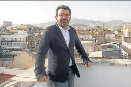  ?? CÉSAR RANGEL ?? Francesc Sánchez, fotografia­do esta semana en la terraza de la sede nacional de CDC