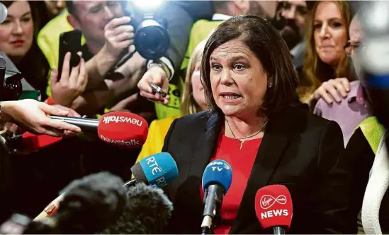  ?? Ben Stansall - 9.fev.2020/AFP ?? Mary Lou McDonald, líder da legenda irlandesa Sinn Féin, dá entrevista um dia após eleição na qual partido teve vitória surpreende­nte