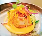  ??  ?? ● Pesca afroantill­ana con ensalada de mango, coco y curry