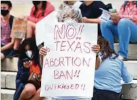  ??  ?? ACCIÓN. Manifestan­tes rechazan la veda al aborto en Texas.