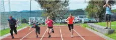  ?? FOTO: HERLINDE GROSS ?? Gerhard Gnann (von links) sowie Cora, Janis und Anja Eichele beim 50Meter-Lauf für das Goldene Familiensp­ortabzeich­en.