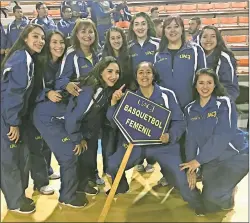  ??  ?? la escuadra de basquetbol femenil presente ayer en el abanderami­ento