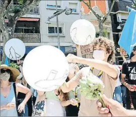  ?? ALBERT SEGURA LORRIO / ACN ?? Els manifestan­ts van repartir carxofes conreades al Prat