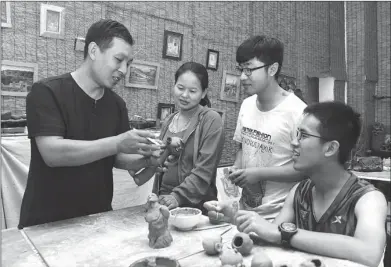  ?? JIA MINJIE / FOR CHINA DAILY ?? A teacher instructs his students in pottery design at an entreprene­urship park in the Hebei Academy of Fine Arts in Shijiazhua­ng, Hebei province.