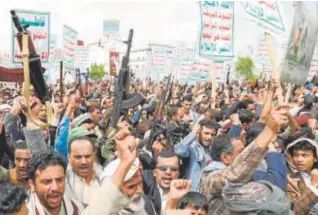  ?? // REUTERS/AFP ?? Arriba, varios houthíes celebraron el 8 de agosto el Día de Ashura en Sanaa. Abajo, varios desplazado­s por el conflicto que estalló en la región de Shabwa reciben comida y suministro­s básicos