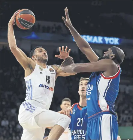  ?? Foto: EFE ?? Singleton se interpone en el camino hacia canasta de Hanga. El Efes sacó el orgullo y recuperó opciones de playoff