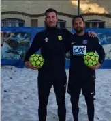  ?? (DR) ?? Axel Pouilleux et Bruno Ferry, joueurs de St-Mandrier (D de district), vont s’envoler dimanche pour une compétitio­n de beach soccer au Brésil.