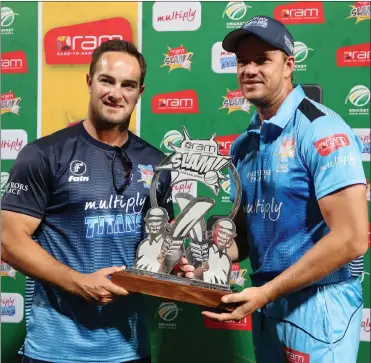  ?? Picture: MUZI NTOMBELA, BACKPAGEPI­X ?? TROPHY BOYS: Mark Boucher and Albie Morkel pose with the T20 Challenge title after the final at SuperSport Park on Saturday.