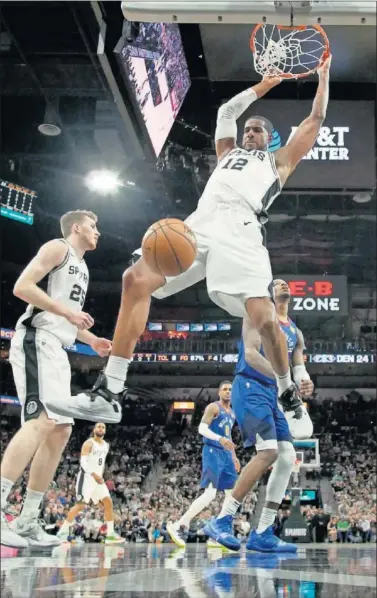  ??  ?? LaMarcus Aldridge machaca el aro durante un partido en su etapa con San Antonio Spurs.