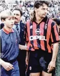  ??  ?? Antonio Cassano da ragazzo accanto a uno dei suoi modelli: Roberto Baggio