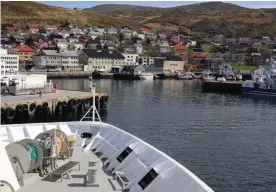  ??  ?? Det lönar sig ofta att gå i land i hamnarna. Både natur och kultur väntar på upptäckter.